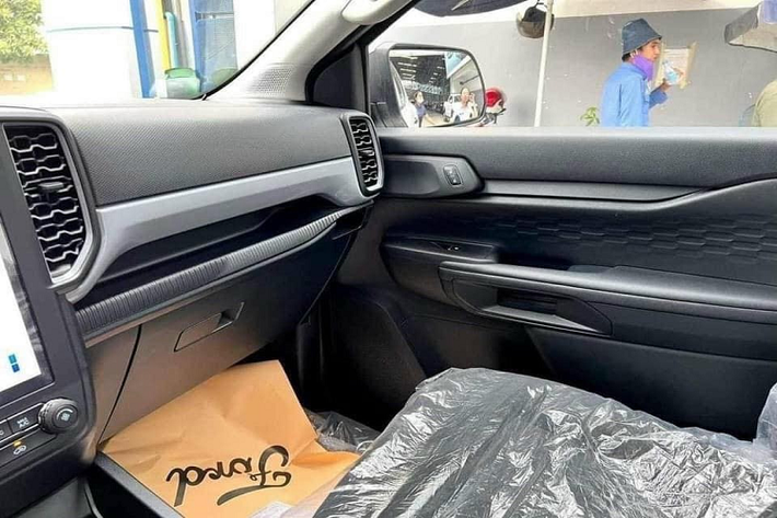 Động cơ của Ford Ranger XL 2023 tại Việt Nam nhiều khả năng sẽ là máy dầu 4 xi-lanh, tăng áp đơn, dung tích 2.0L như cũ. Động cơ này sản sinh công suất tối đa 168 mã lực và kết hợp với hộp số sàn. Trong khi đó, bản cao cấp sẽ dùng động cơ diesel 4 xi-lanh, tăng áp kép, dung tích 2.0L, cho công suất tối đa 207 mã lực. Động cơ này sẽ đồng hành cùng hộp số tự động 10 cấp và hệ dẫn động 1 cầu hoặc 2 cầu.