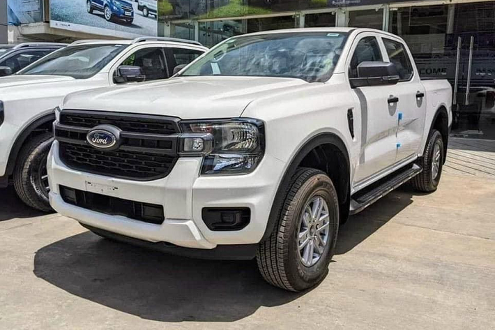 Thời gian qua, các phiên bản của dòng xe bán tải Ford Ranger thế hệ mới như Wildtrak, XLS và XLT đã bị bắt gặp khi đang chạy thử trên đường phố Việt Nam. Mãi đến nay, bản tiêu chuẩn XL của dòng xe này mới lộ diện trước ngày ra mắt Việt Nam.