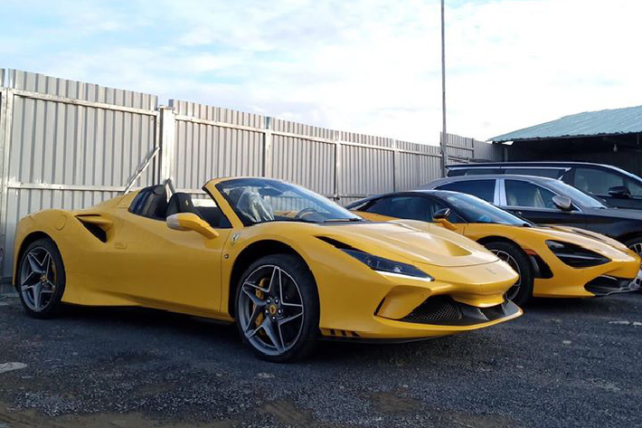 Ferrari F8 Spider sẽ đạt vận tốc tối đa 325 km/h khi chủ nhân đang mở mui và khi biến thành bản Coupe, xe có tốc độ tối đa lên đến 340 km/h.