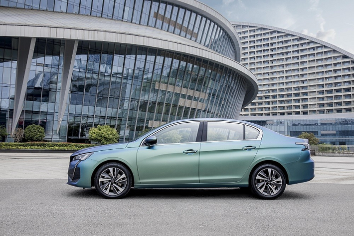 Theo hãng Peugeot, 408 mới sở hữu chiều dài 4.750 mm, chiều rộng 1.820 mm, chiều cao 1.488 mm và chiều dài cơ sở 2.730 mm. Với kích thước này, xe sẽ là đối thủ cạnh tranh của Honda Civic, Hyundai Elantra và Toyota Corolla ở thị trường Trung Quốc.