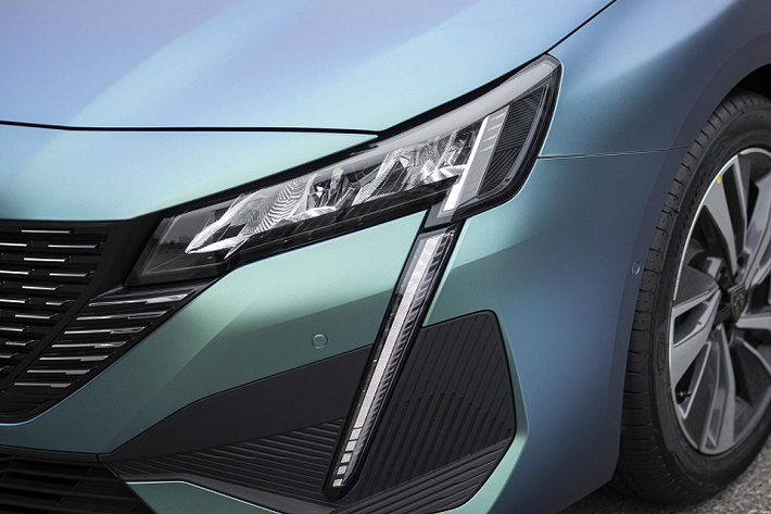 Bên sườn, Peugeot 408 2022 được trang bị đường dập gân bắt đầu từ cửa trước và kết thúc ở đèn hậu. Thêm vào đó là bộ vành hợp kim 17 inch với thiết kế 5 chấu kép, sơn phối 2 màu thể thao.