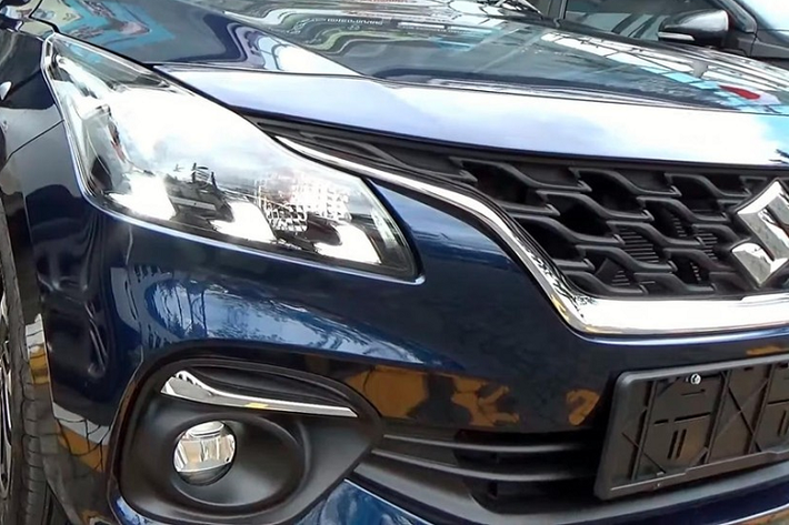 Theo đó, mẫu xe Suzuki Baleno 2022 giá rẻ cũng sở hữu lưới tản nhiệt hình chữ "U" với viền mạ crôm dày dặn, đèn pha mới tích hợp 3 đèn LED định vị ban ngày, nắp ca-pô hình vỏ sò phẳng hơn, cản trước cải tiến và hốc đèn sương mù lớn hơn.