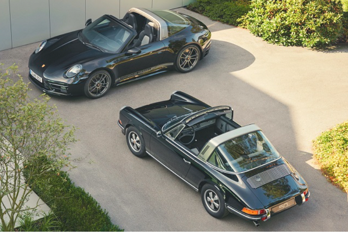 Phiên bản đặc biệt này có tên gọi là Porsche 911 Targa Edition 50Y Porsche Design 2022, với số lượng sản xuất giới hạn chỉ 750 chiếc trên toàn cầu. Đúng như tên gọi, nó được phát triển dựa trên nền tảng của 911 Targa 4 GTS và có ngoại thất màu đen cùng ghế ngồi có họa tiết ca-rô kết hợp giữa chất liệu Sport-Tex màu đen và xám cổ điển.
