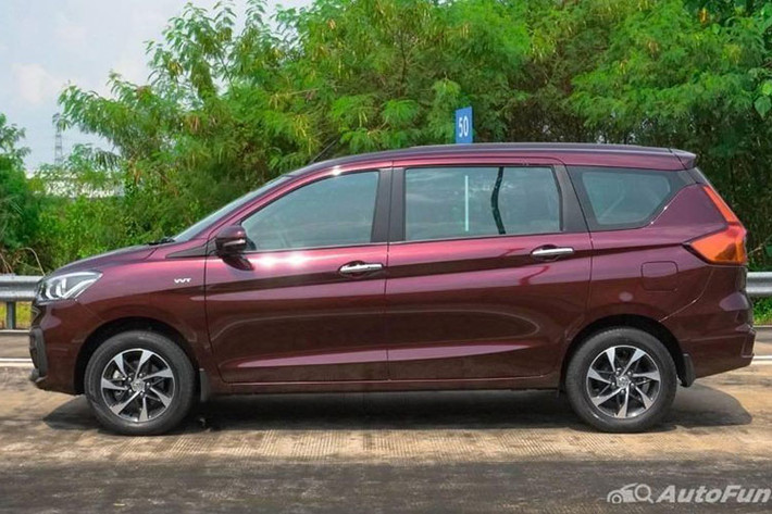 Suzuki Ertiga hybrid có kích thước chiều dài x chiều rộng x chiều cao lần lượt là 4.395 x 1.735 x 1.690 (mm), chiều dài cơ sở 2.740 mm và khoảng sáng gầm đạt 180 mm. Xe được trang bị bộ mâm kích thước 15 inch, phanh đĩa phía trước và phanh tang trống phía sau.