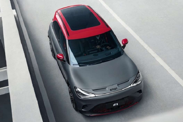 Cản sau và bộ khuếch tán trên phiên bản hiệu suất của Smart #1 của Brabus cũng có thiết kế khỏe khoắn hơn, trong khi bậc cửa bên hông được tinh chỉnh. Ngoài ra, chiếc xe điện còn được bổ sung cánh gió phía sau và mâm hợp kim 19 inch sơn 2 tông màu. Quanh thân xe có nhiều điểm nhấn màu đỏ, chuẩn phong cách của Brabus.