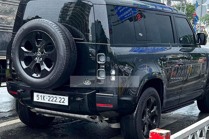 Phải nói chủ nhân vừa có gu chơi xe lạ cũng như việc may mắn sở hữu biển VIP 51K-222.22. Dòng xe Land Rover Defender thế hệ mới đã được giới thiệu tại Việt Nam vào năm 2020, trong 2 năm qua nhà phân phối liên tục mang nhiều phiên bản của mẫu xe được mệnh danh SUV việt dã hàng đầu thế giới về phục vụ các khách hàng.