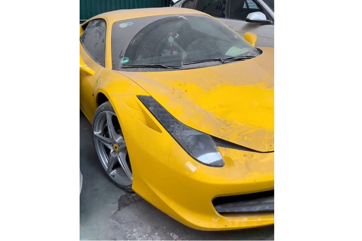 Mới đây, trên mạng xã hội Tik Tok lan truyền đoạn video quay lại cảnh một chiếc siêu xe Ferrari 458 Italia màu vàng, mang biển số 29A bị bắt gặp đỗ tại 1 garage sửa xe ở Hà Nội với ngoại thất bám bụi dày đặc khiến không ít cư dân mạng xót của.