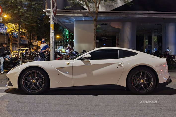 Dù ra mắt đã gần 10 năm nhưng đến nay Ferrari F12 Berlinetta tại Việt Nam vẫn là tượng đài trong làng siêu xe nhờ thiết kế hấp dẫn vượt thời gian, chiếc F12 Berlinetta màu trắng trong bài được chủ nhân giữ gìn rất cẩn thận nên đến giờ trông vẫn rất mới.