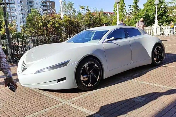 Trong khi mẫu concept xe điện này là một nguyên mẫu hoạt động được, nó vẫn chưa được chấp thuận để chạy trên các con đường công cộng. Như bạn có thể quan sát trong các bức ảnh, thiết kế của xe trông khác thường, và một số bộ phận bên trong nó là lấy từ các mẫu xe từ nhiều thương hiệu khác biệt.