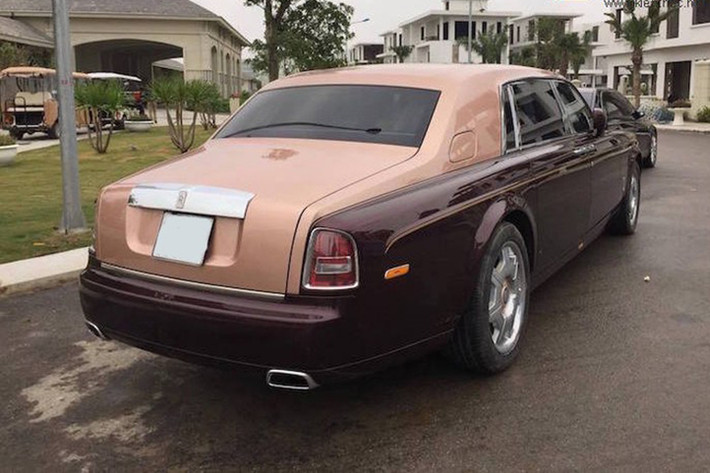 Rolls-Royce Phantom Lửa thiêng mất đến 10 tháng để hãng xegAnh quốc cho ra đời, đó còn chưa kể đến thời gian mà ông Trịnh Văn Quyết cùng Giám đốc Rolls-Royce Việt Nam khi đó là ông Đoàn Hiếu Minh đã ngồi lại với nhau để tìm ra điểm chung nhằm giúp xe Rolls-Royce Phantom Sacred Fire hoàn thành trên bản vẽ một cách nhanh chóng nhất.
