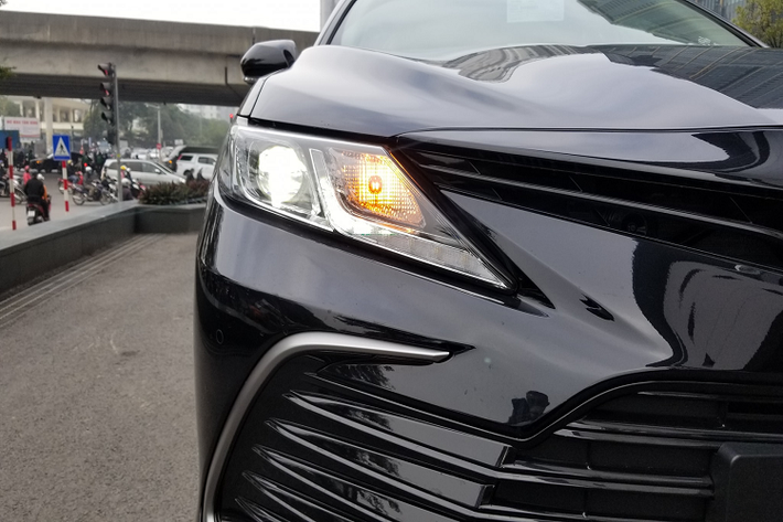 Mâm xe từ loại 17 inch chuyển sang loại 16 inch một tông màu. Đây là chi tiết ở ngoại hình Toyota Camry 2022 phiên bản 2.0G khiến nhiều khách Việt không hài lòng. Lốp mới có thông số 205/65, khá nhỏ so với kích thước của một chiếc sedan hạng D.