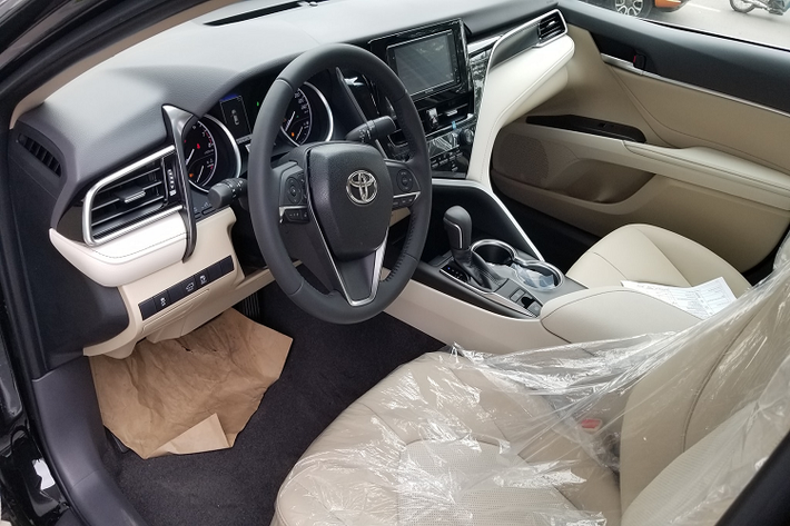 Toyota Camry 2022 phiên bản 2.0G trang bị đèn pha chiếu gần và chiếu xa Bi-LED, tự động cân bằng góc chiếu, nhưng không có tự động bật/tắt. Ngoài ra, phiên bản này còn sử dụng đèn LED định vị ban ngày có thiết kế đơn giản hơn các phiên bản còn lại.