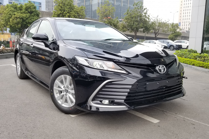 Toyota Camry 2022 mới tung ra thị trường Việt Nam với 4 phiên bản với giá bán từ 1,05 – 1,44 tỉ đồng. Khác biệt giữa 4 phiên bản thể hiện rõ ở động cơ, hộp số và các tính năng tiện nghi, an toàn, hướng đến nhiều đối tượng khách hàng khác nhau từ cá nhân, gia đình cho đến phục vụ doanh nghiệp.
