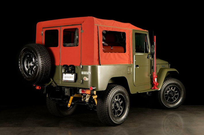 Dù chiếc Toyota Land Cruiser độ Leyton Cars Classics có công suất yếu hơn một chiếc Mazda Miata và ít tính năng hơn một chiếc Ford F-150 tiêu chuẩn, nhưng nó hiện có giá bán tới 135.000 USD (tương đương 3,1 tỷ đồng), và đồng hồ đo đường trên xe mới chỉ có khoảng 360 km.