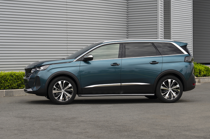 Chưa hết, mẫu SUV cỡ C này còn có nhiều trang bị an toàn như 6 túi khí, 12 cảm biến xung quanh xe và camera sau 180 độ giả lập 2 bên. Bên cạnh đó là gói an toàn nâng cao (ADAS) bao gồm hệ thống hỗ trợ giữ làn đường, cảnh báo điểm mù, nhận diện biển báo giới hạn tốc độ và cảnh báo khi người lái tập trung.