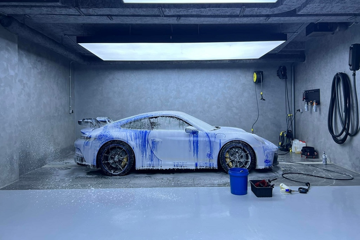 Sức mạnh của Porsche 911 GT3 thế hệ mới đến từ khối động cơ hút khí tự nhiên 4.0L sản sinh 502 mã lực và 469Nm mô-men xoắn cực đại, kết hợp với hộp số ly hợp kép 7 cấp, siêu xe thể thao chỉ cần 3,2 giây để tăng tốc từ 0 - 100 km/h, trước khi cán tốc độ tối đa 317 km/h.