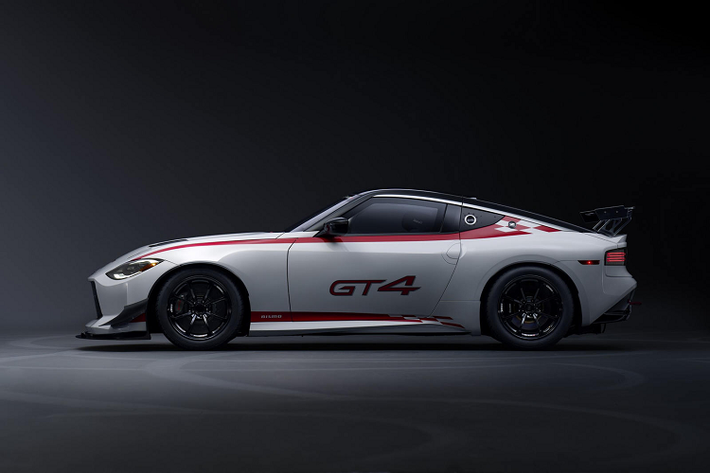 Trên bản Nissan Z GT4 2022 tiêu chuẩn, động cơ này vốn đã sản sinh được công suất 400 mã lực, mô-men xoắn cực đại 475 Nm rất mạnh mẽ. Do vậy có thể bản xe đua Z GT4 sẽ còn mạnh hơn rất nhiều, dù rằng hiện nay Nissan và Nismo chưa tiết lộ thông số cụ thể.