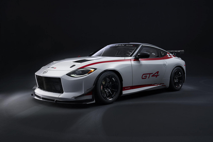 Rất nhanh chóng, Nissan và phân nhánh chuyên xe đua thể thao Nismo của họ đã trình làng phiên bản đua mang tên Nissan Z GT4 2022 mới. So với trạng thái tiêu chuẩn, chiếc xe đua Z GT4 được tinh chỉnh lại động cơ, tối ưu hóa khung gầm và hệ thống treo, đồng thời nâng cao tính khí động học đến giới hạn quy định để sẵn sàng cho những màn so tài khắc nghiệt trên đường đua.