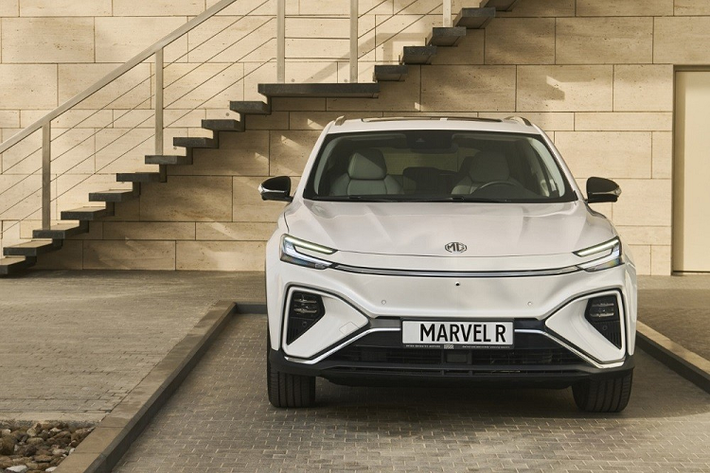 Đây là mẫu xe đã từng chính thức ra mắt thị trường châu Âu vào hồi tháng 10 năm ngoái. MG Marvel R Electric sở hữu kích thước khá lớn so với những mẫu SUV hạng C thông thường. Cụ thể, xe có chiều dài 4.674 mm, rộng 1.919 mm, cao 1.618 mm và chiều dài cơ sở 2.800 mm. Như vậy, mẫu xe này dài hơn 100 mm, rộng hơn 43 mm, thấp hơn 67 mm và chiều dài cơ sở nhỉnh hơn 80 mm so với MG HS.