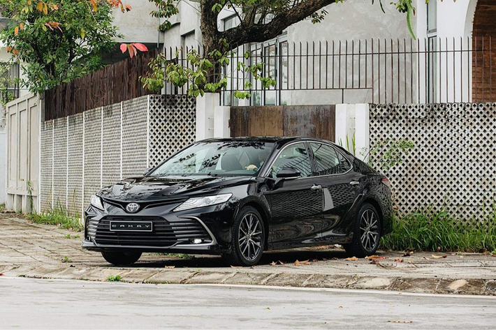 Về phía Toyota, mẫu sedan "hàng hot" Camry hiện được giảm từ 20 - 23 triệu đồng tùy đại lý. Đối thủ cạnh tranh cùng Toyota Camry tại Việt Nam ở phân khúc sedan hạng D gồm: Mazda6, Honda Accord, Kia Optima, Volkswagen Passat...