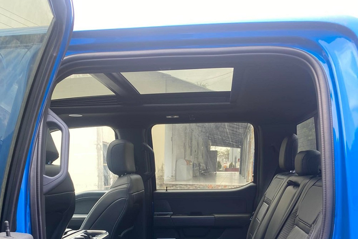 Điểm nhấn của mọi chiếc F-series đời mới chính là việc xe được trang bị khóa bằng số thay thế cho chìa khóa, chi tiết này cũng xuất hiện trên phần cửa ghế lái của siêu bán tải Ford F-150 Raptor 2022 mới về dải đất hình chữ S này.