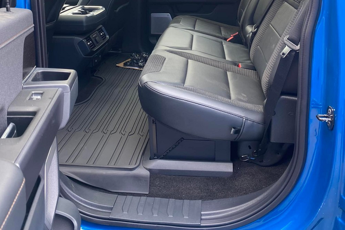 Ford F-150 Raptor chỉ có một tùy chọn động cơ là máy xăng EcoBoost V6, tăng áp kép, dung tích 3.5 lít đã được nâng cấp mang đến công suất tối đa 450 mã lực và mô-men xoắn cực đại 691 Nm.