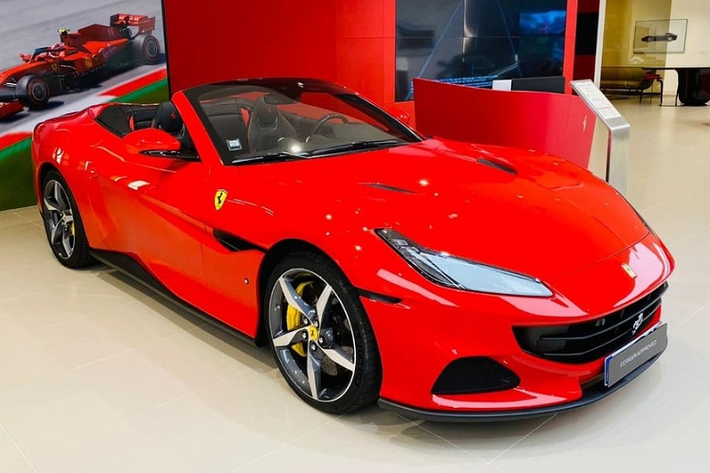 Mới đây, những hình ảnh về chiếc siêu xe Ferrari Portofino M mui trần được mang về Việt Nam khá kín tiếng đã nhận được sự quan tâm của giới mê xe trong nước. Nhan sắc một chiếc siêu xe Ferrari Portofino M