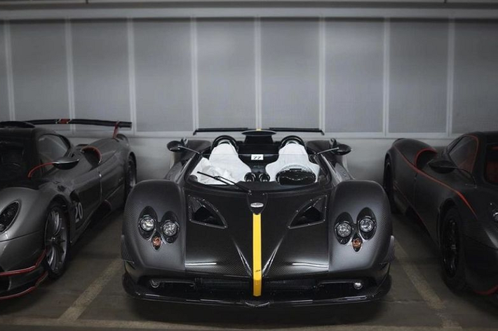 Sức mạnh của mẫu hypercar đắt nhất hành tinh đến từ khối động cơ V12 7.3 lít do Mercedes-AMG phát triển, công suất 789 mã lực, đi kèm hộp số sàn 6 cấp. Xe gặp tai nạn là chiếc Zonda HP Barchetta cuối cùng được sản xuất, bàn giao đến khách hàng vào tháng 2 năm nay. Mẫu hypercar sở hữu tông màu ngoại thất đen nhám kết hợp đường kẻ màu vàng nổi bật chạy dọc thân xe.