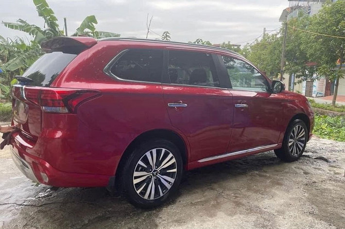 Ngoài ra, cản trước của xe bổ sung 4 cảm biến. Ở phiên bản nâng cấp 2022 lần này, Outlander được trang bị bộ mâm đa chấu mới và cản trước/sau nẹp hông đều được sơn cùng màu với thân xe.