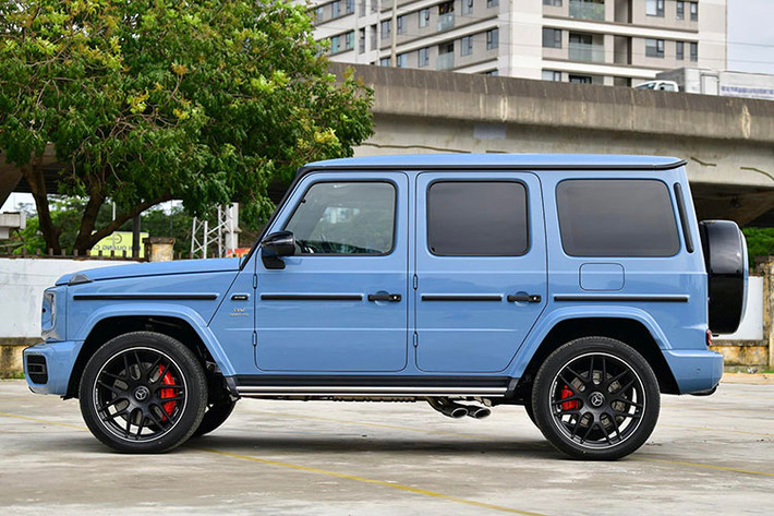 Nằm bên dưới nắp capô của Mercedes-AMG G63 mang màu sơn China Blue cùng nội thất cam Hermes vẫn là khối động cơ xăng V8, tăng áp kép, dung tích 4.0 lít mới nhất. Động cơ này tạo ra công suất tối đa 585 mã lực tại tua máy 6.000 vòng/phút và mô-men xoắn cực đại 850 Nm tại dải tua máy 2.500 - 3.500 vòng/phút.