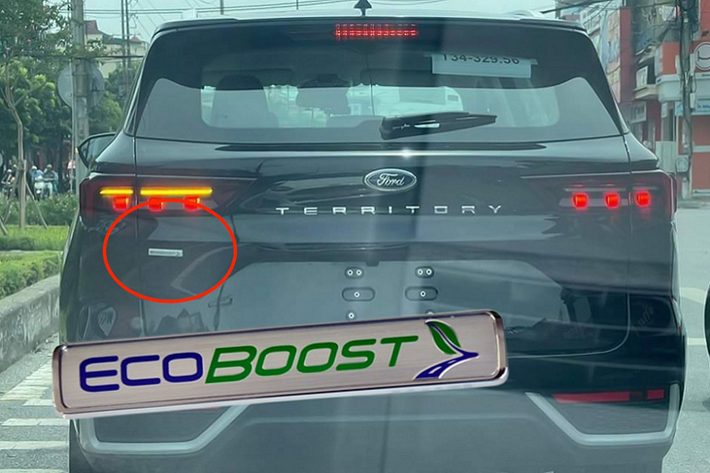 Bên cạnh thiết kế ngoại thất sang trọng và sắc sảo. Nội thất của Ford Territory 2022 hứa hẹn sẽ rất hấp dẫn trong phân khúc CUV 5 chỗ với nhiều trang bị tiện nghi như vô lăng 3 chấu tích hợp nhiều phím chức năng. Đặc biệt là cặp màn hình kép bao gồm màn hình cảm ứng và hỗ trợ lái kỹ thuật kích thước 12.3 inch. Ghế ngồi bọc da chỉnh điện, trang bị cửa sổ trời toàn cảnh, phanh tay điện tử, cần số núm xoay.