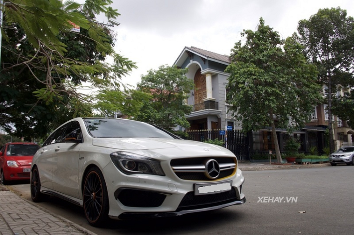 Chiếc xe trong bài thuộc bản đặc biệt OrangeArt Edition nên có thêm nhiều trang bị thú vị như mâm xe thể thao AMG 19-inch đa chấu màu đen nhám với đường chỉ màu cam, viền tròn màu cam ở cụm đèn trước, lưới tản nhiệt 2 nan AMG màu chrome bạc/gương chiếu hậu/tấm khuếch tán với viền màu cam.