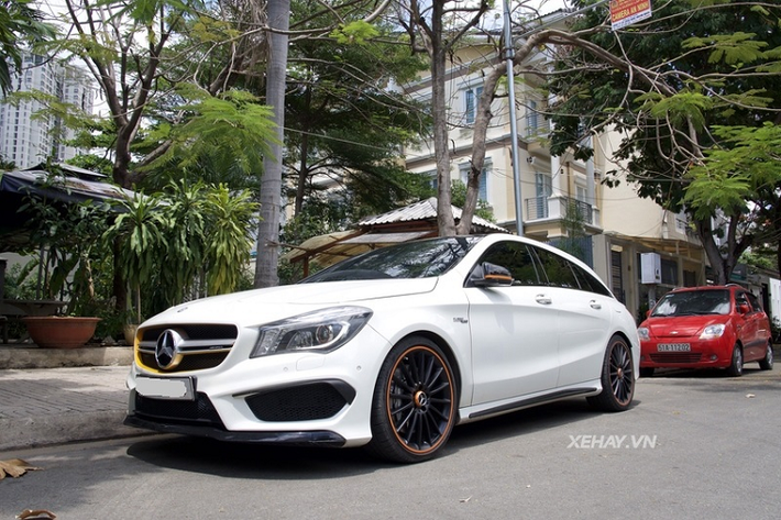 Chiếc Mercedes CLA 45 AMG Shooting Brake hàng hiếm này có kiểu dáng khác biệt khá nhiều so với CLA 45 AMG, cụ thể, bản Shooting Brake có mui xe uốn cong buông dần ra phía sau kéo dài khoang hành khách và tạo hình đuôi xe thật ấn tượng.