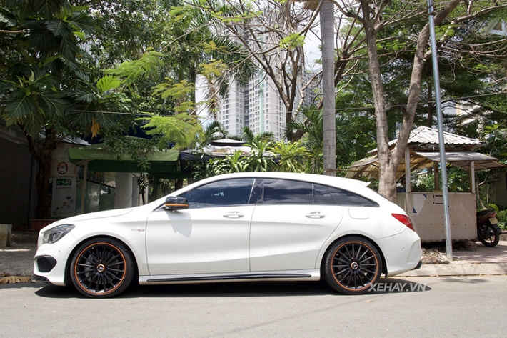 Cũng nhờ đó mà thể tích khoang hành lý của Mercedes CLA 45 AMG tại Việt Nam này được tăng thêm 125 lít và khoảng không ở hàng ghế sau nới rộng 40 mm so với phiên bản 4 cửa. Khoang hành lý có thể đạt thể tích 1.345 lít khi gập phẳng hàng ghế sau, giúp bạn có thể mang theo vài túi gậy golf hay cả chiếc xe đạp leo núi.