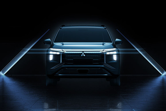 Để tăng độ "ngầu" cho Vision Ralliart, hãng Mitsubishi đã dùng màu sơn đen nhám toàn thân. Trên xe không hề có những chi tiết mạ crôm sáng bóng như thông thường. Thay vào đó, hầu hết các chi tiết ngoại thất của xe, bao gồm cả ốp gương ngoại thất và baga nóc, đều được sơn màu đen.