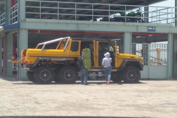 Đối với chiếc Mercedes-Benz G63 AMG 6x6 tại Việt Nam, dù mang biển Lào nhưng giá xe trước thuế chắc chắn không dưới 1 triệu USD (khoảng 23 tỷ đồng). Như vậy, nếu tính cả chi phí lăn bánh, giá xe có thể đội giá gấp tới 2 - 3 lần tại Việt Nam - khoảng hơn 60 tỷ.