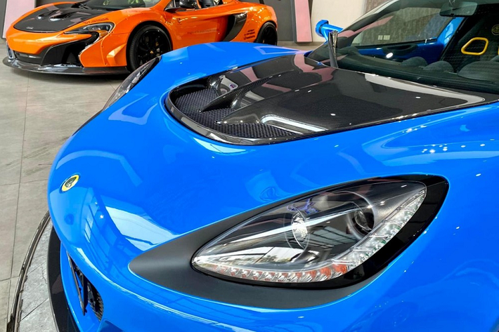 Đó không chỉ đơn giản vì đây là xe Lotus Exige Sport 420 Final Edition đầu tiên về nước mà còn phải kể đến hộp số sàn 6 tốc độ cực kỳ bắt mắt. Thiết kế hộp số của xe Lotus Exige Sport 420 Final Edition khá ấn tượng và hứa hẹn sẽ là món đồ chơi không thể bỏ qua của các đại gia thích chơi xe hàng độc hay đơn giản mang về sưu tầm.