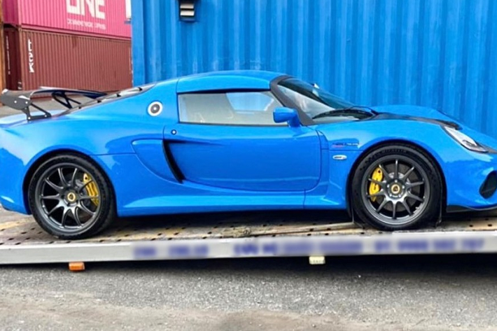 Không chọn màu đỏ Fire, cam Metallic, đen Motorsport, xanh Racing, xanh Nightfall, xanh Essex hay là đỏ Calypso cá tính, người đưa chiếc xe Lotus Exige Sport 420 Final Edition về Việt Nam đã đặt hàng bộ áo màu xanh Daytona Blue được cho là huyền thoại của dòng xe Lotus Exige để khoác lên mình chiến mã thể thao Sport 420 Final Edition.