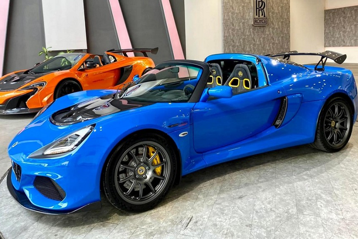 Dòng xe thể thao Lotus Exige có số lượng khá khiêm tốn tại dải đất hình chữ S này, nhưng mới đây, đã có một chiếc Lotus Exige đặc biệt được mang về thị trường Việt Nam, xe thuộc phiên bản Sport 420 Final Edition được cho để kỷ niệm năm sản xuất cuối cùng của Exige.