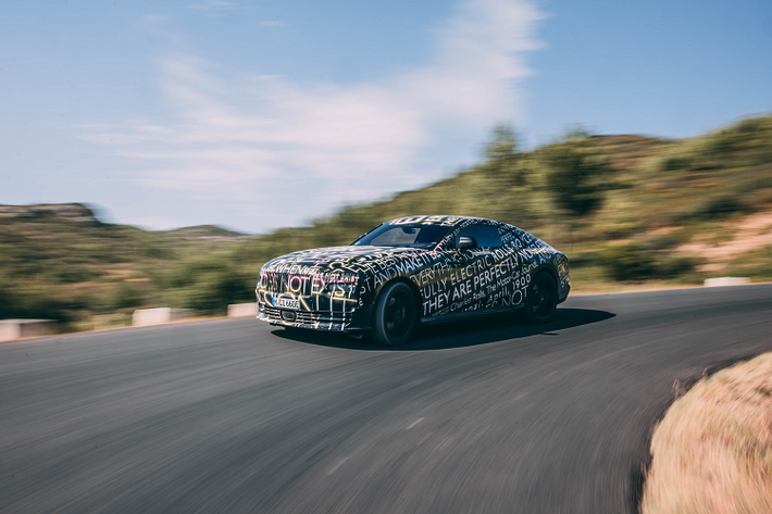 Ở giai đoạn thử nghiệm thứ hai, mẫu xe Rolls-Royce Spectre chạy điện này sẽ được đưa đến Riviera, khu vực nổi tiếng với bờ biển Địa Trung Hải đầy thơ mộng của Pháp để hoàn thiện quãng đường thử nghiệm dài 625.000 km.