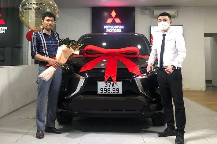Chiếc Mitsubishi Xpander này vừa được chủ nhân tại Nghệ An mát tay bốc được biển “998.99”. Vốn dĩ, số “8” được gọi là “phát”, đây là con số đại diện cho sự phát triển, phát tài, tượng trưng cho sự hưng thịnh, mang lộc may mắn cho người làm ăn. Trong khi số “9” đọc là Cửu, tượng trưng cho sự viên mãn, trường tồn và bền vững lâu dài. Như vậy, cặp số này khi kết hợp với nhau sẽ mang ý nghĩa “trường phát”, phát triển mãi mãi không ngừng, phát đạt đến hưng thịnh và may mắn, thuận lợi trong công việc cũng như cuộc sống. Được biết, ngay khi hình ảnh và thông tin của chiếc Mitsubishi Xpander mang biển số 37A-998.99 được đăng tải, chủ nhân của nó đã được hỏi mua lại với giá 900 triệu đồng. Tuy nhiên, chủ sở hữu đã từ chối bán và chỉ chấp nhận bán khi cảm thấy “được giá”. Số tiền trên đủ để người tiêu dùng mua một trong những mẫu sedan hạng C như Mazda 3 hay Honda Civic, trong phân khúc SUV thì có Hyundai Tucson hoặc Mazda CX-5.