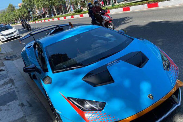 Đây hiện là chiếc siêu xe Lamborghini Huracan STO độc nhất Việt Nam. Xe thuộc sở hữu của 1 người chơi xe kín tiếng tại Vũng Tàu với bộ sưu tập bao gồm hàng loạt siêu xe đình đám như McLaren 720S Spider và Porsche 911 GT3 RS, đều là những cổ máy đích thực trong các trận đua drag.
