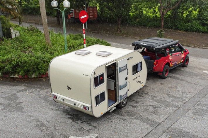 Tuy vậy để sở hữu một chiếc Travel trailer không phải là dễ dàng, theo đại diện đơn vị bán chiếc xe này chia sẻ cái khó khăn nhất là việc mình là người đầu tiên, nên khi tiến hành đăng kiểm cho chiếc xe cũng vẫn đang phải chờ những bước cuối cùng. Ngoài ra, giá chiếc xe lên đến hơn 900 triệu cũng khiến người dân đắn đo để bỏ ra.
