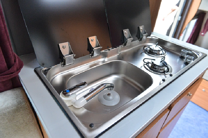 Hai bếp ga và bồn rửa tay được sắp xếp cùng một vị trí. Trong xe có hai cổng cắm điện 220 V cho các thiết bị điện tử. Hai giường tầng có trần khá thấp, thích hợp cho trẻ em có chiều cao dưới 1,6 mét
