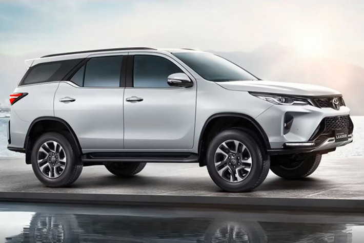 Những trang bị ngoại thất khác của Toyota Fortuner Leader 2023 vẫn giống phiên bản cũ; đèn pha LED với tính năng tự động bật/tắt và tự động chỉnh cao/thấp, đèn sương mù LED phía trước, ốp trang trí màu bạc dưới cản trước, gương chiếu hậu chỉnh điện, gập điện, tích hợp đèn báo rẽ/đèn chờ dẫn đường, đèn hậu LED, đèn phanh LED trên cao, cửa cốp đóng/mở chỉnh điện cũng như anten hình vây cá.