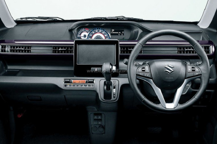 Cụ thể, Suzuki Wagon R Custom Z 2023 đi kèm cụm đèn pha hẹp hơn, nối với nhau bằng nẹp mạ crôm ở giữa. Bên dưới là lưới tản nhiệt lớn hơn so với Suzuki Wagon R 2023 phiên bản tiêu chuẩn. Ngoài ra, phiên bản Custom Z còn có đèn sương mù nằm ở hai góc cản trước.