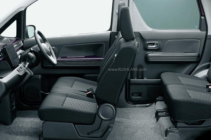 Thay đổi tiếp theo của Suzuki Wagon R Custom Z 2023 nằm ở vành la-zăng đa chấu, sơn 2 màu thể thao và tay nắm cửa mạ crôm. Trong khi đó, phía sau xe xuất hiện cánh gió mui, tích hợp đèn phanh trên cao và đèn phản quang trên cản sau. Đây là những trang bị không có trên Suzuki Wagon R 2023 phiên bản tiêu chuẩn. Bên trong Suzuki Wagon R Custom Z 2023 là không gian nội thất màu đen với những điểm nhấn ở mặt táp-lô và bệ tì tay trên tappi cửa.