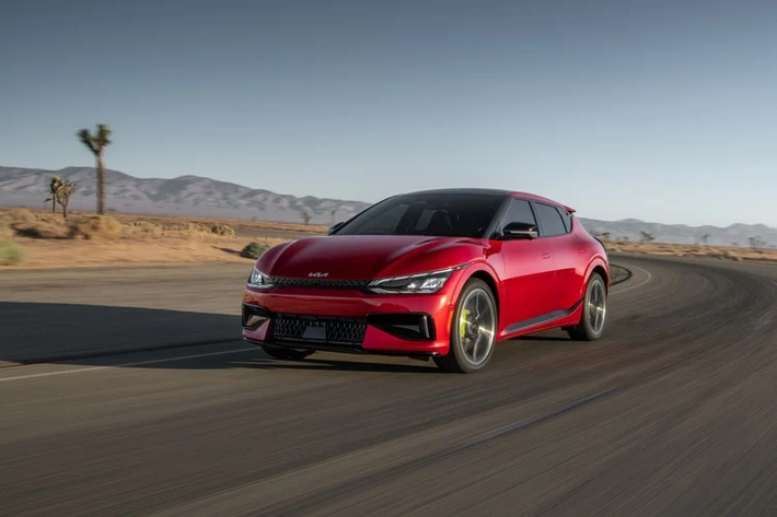 Kia EV6 GT 2022 mới với các điểm khác biệt nằm ở bộ mâm 21 inch, các nan ở các hốc hút gió, đèn phản quang ở cản sau và các chi tiết được mạ crôm, trong khi bộ bodykit thể thao được thừa hưởng từ bản GT-Line. Nổi bật ở ngoại hình là kẹp phanh màu xanh neon.