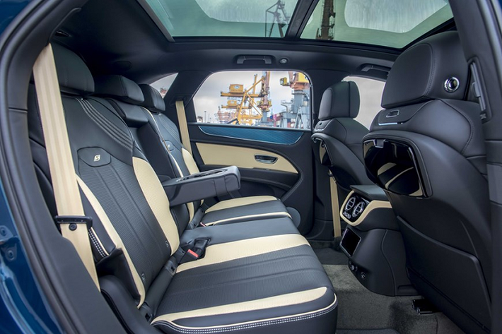 So với bản tiêu chuẩn, Bentley Bentayga S 2022 có cản va trước và cản va sau thiết kế hoàn toàn mới, bên sườn xe nhận được trang bị quan trọng đó chính là bộ mâm 22 inch thiết kế kiểu cách và được hoàn thiện với 2 màu sơn là bạc và đen. Cuối cùng là logo chữ S bên sườn xe.