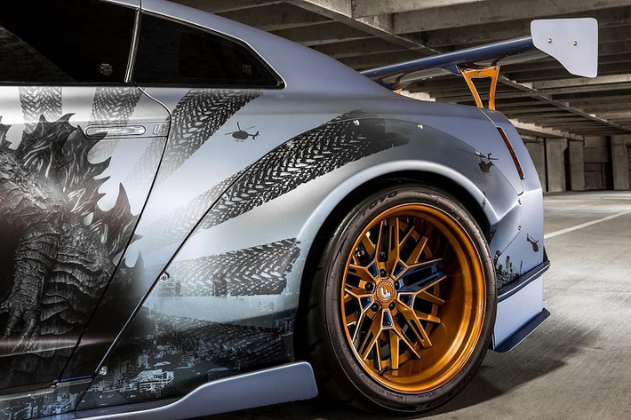 Bên cạnh lựa chọn trang bị gói bodykit từ thương hiệu Liberty Walk, hãng nâng cấp cũng đã tinh chỉnh, nâng cấp một số chi tiết về mặt hiệu năng để xe có thể đạt công suất đầu ra lên tới 1580 mã lực. Điểm ấn tượng nhất của bản độ chính là mức công suất đầu ra 1580 mã lực, mô-men xoắn cán mốc 1480 Nm. Chính sức mạnh này đã đem tới cho “quái thú đường phố” khả năng tăng tốc từ 0 - 100 km/h chỉ trong vòng 2 giây và có khả năng đạt tốc độ tối đa lên tới 330 km/h.